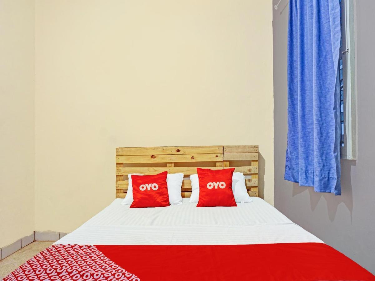 Отель Oyo 91658 Luci'S House Джакарта Экстерьер фото