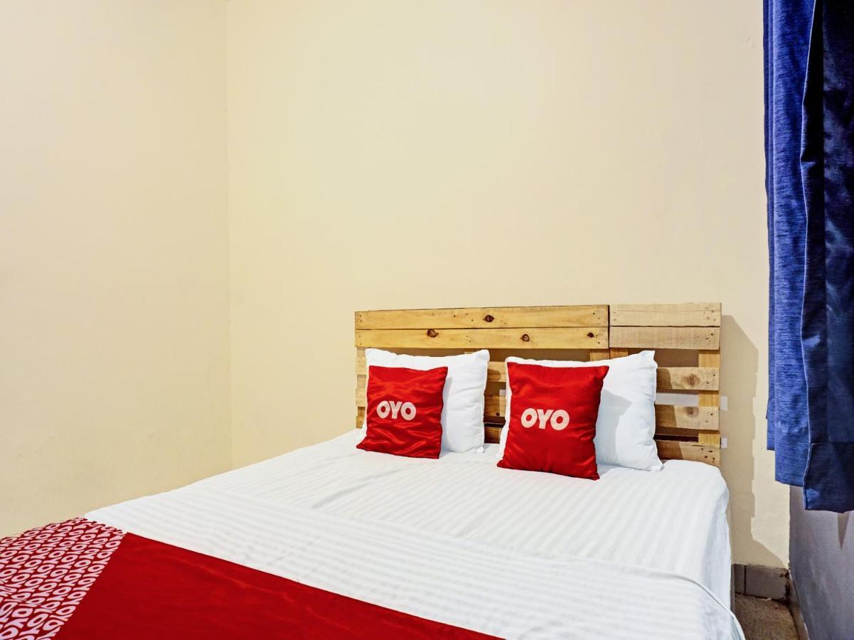 Отель Oyo 91658 Luci'S House Джакарта Экстерьер фото